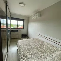 Foto de um quarto com cama e janela visível.
