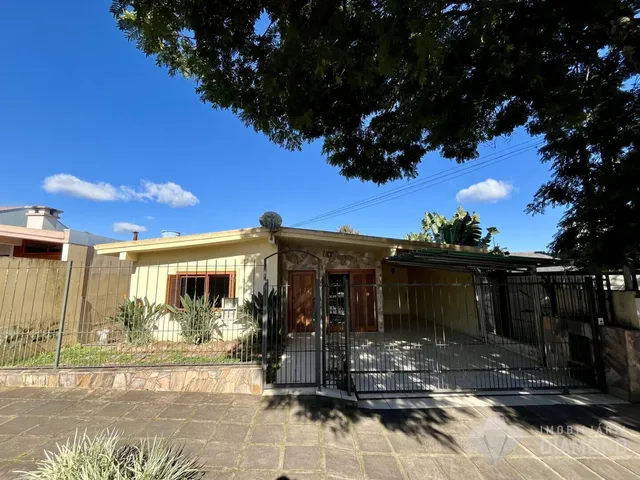 Fachada de uma residência em Lajeado, Brasil, com portão de ferro.