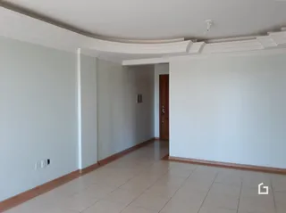 Foto de um corredor interno com piso de cerâmica claro.
