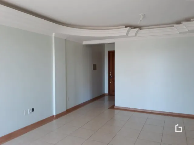 Foto de um corredor interno com piso de cerâmica claro.