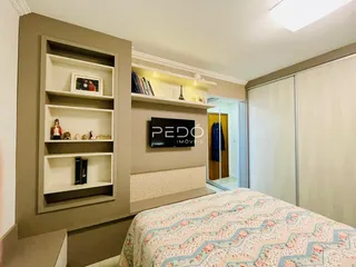 Quarto com cabeceira e estantes em um ambiente interno.