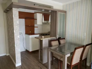 Foto de uma cozinha com armários e piso de madeira.