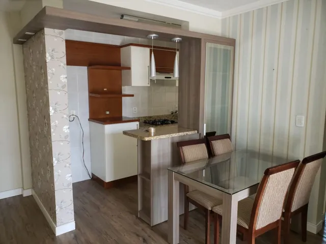 Foto de uma cozinha com armários e piso de madeira.