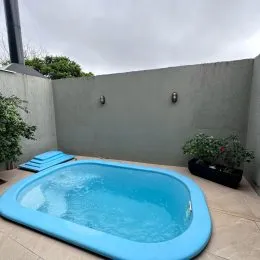 Foto de uma piscina externa em uma propriedade.