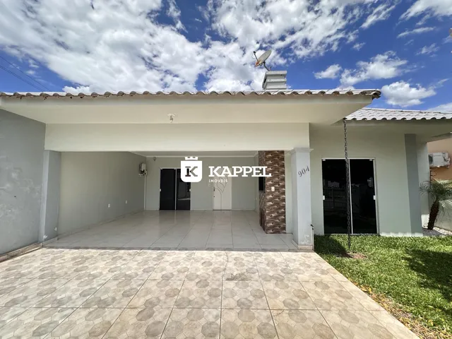 Fachada da residência em Lajeado, mostrando a área externa coberta e o piso de cerâmica.