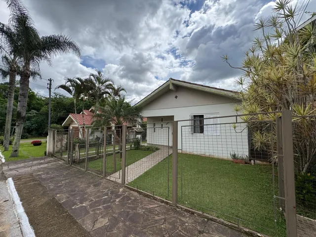 Uma foto da fachada de uma casa em Lajeado, Brasil, com jardim frontal.
