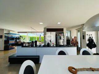 Cozinha moderna com bancada escura e eletrodomésticos visíveis.
