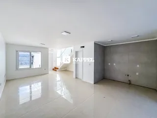 Ambiente amplo com piso claro e grande janela na sala.