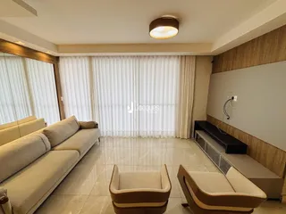 Sala de estar com sofá e piso de porcelanato claro.