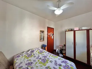 Quarto com cama e armário em ambiente residencial.