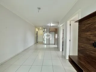 Corredor interno de uma residência com piso de cerâmica clara.