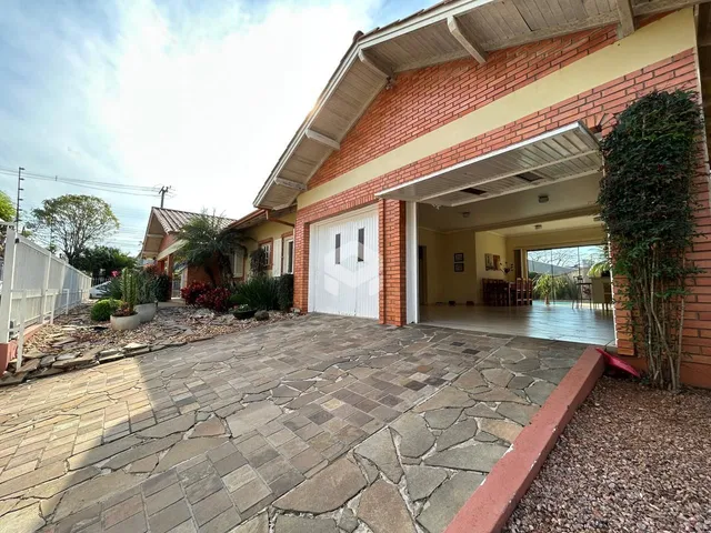 A fachada de uma casa em Lajeado, Brasil, com entrada e área de garagem.