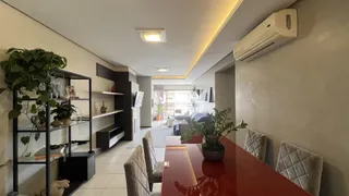 Corredor interno de uma residência com estantes e decoração moderna.
