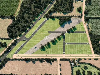 Vista aérea de um terreno com áreas verdes e campos adjacentes.