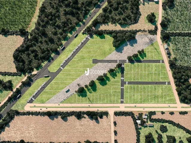 Vista aérea de um terreno com áreas verdes e campos adjacentes.
