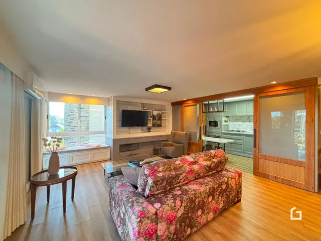 Sala de estar com piso de madeira e sofá decorado em Lajeado, Brasil.