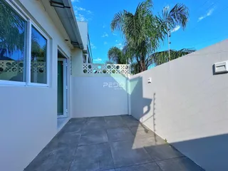 Fachada de uma residência em Lajeado, Brasil, mostrando a área externa e o pátio.