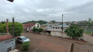 Vista externa de uma propriedade em Lajeado, Brasil, com cerca e vegetação.