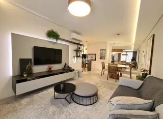 Sala de estar moderna com sofá e televisão.