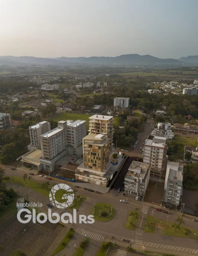 Vista aérea de uma área residencial em Lajeado, Brasil, mostrando vários edifícios e vegetação.