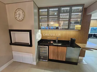 Foto de uma cozinha moderna com armários de madeira e bancada escura.