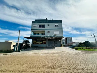 Fachada de uma residência em Lajeado, Brasil, com área externa em primeiro plano.