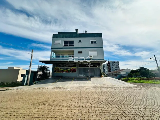 Fachada de uma residência em Lajeado, Brasil, com área externa em primeiro plano.