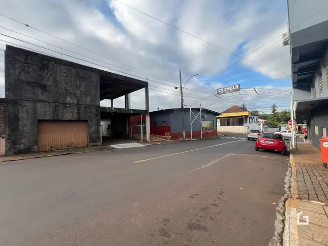 Vista externa de uma rua com edifícios no Brasil.