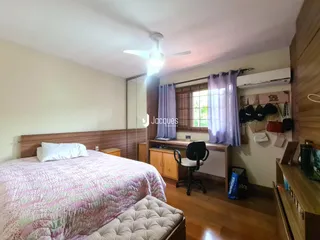 Quarto com cama e janela em um imóvel no Brasil.