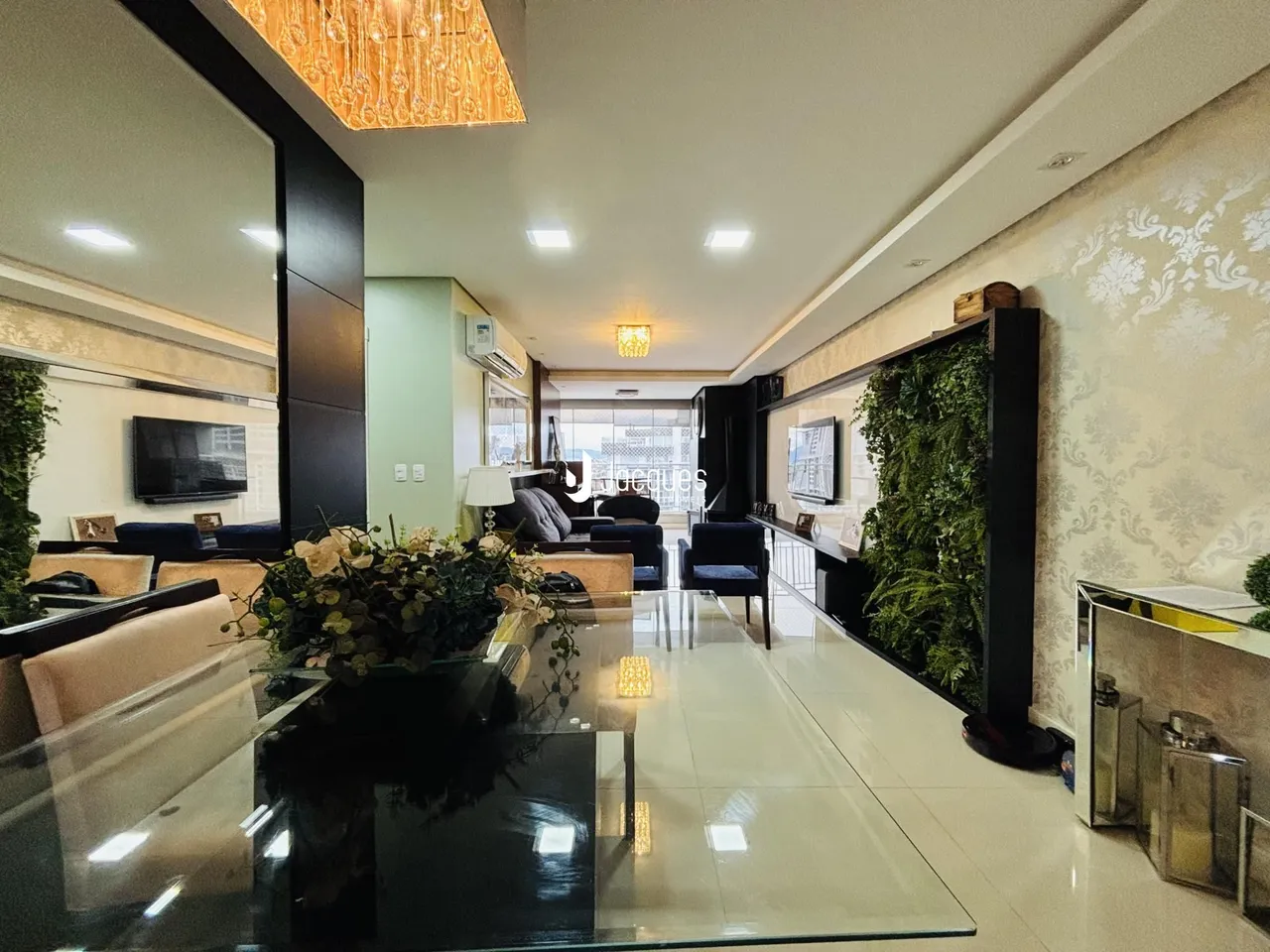 Sala de estar moderna com piso de porcelanato e decoração contemporânea.