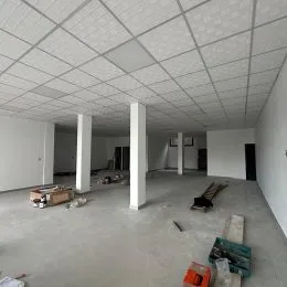 Foto de um ambiente interno com teto de grid e piso claro.