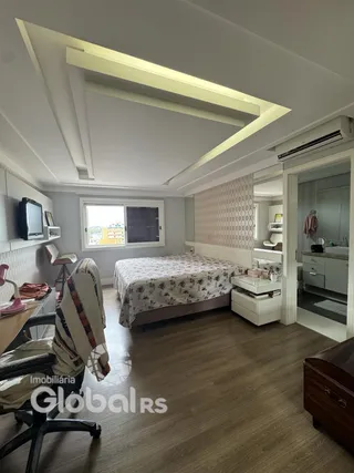 Quarto com cama e piso de madeira em uma residência.