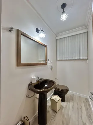 Foto de um banheiro com pia de pedestal e vaso sanitário em Lajeado.