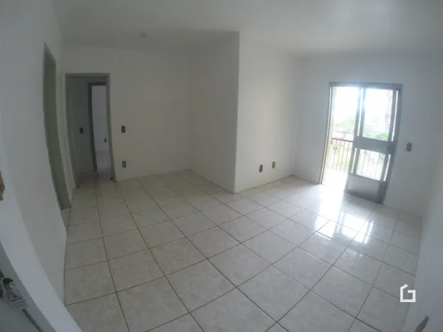 Ambiente interno com piso de cerâmica claro e paredes brancas.