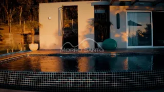 Foto da piscina externa com deck em uma residência em Lajeado.