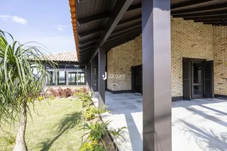 Fachada de uma residência em Lajeado, Brasil, com área externa gramada.