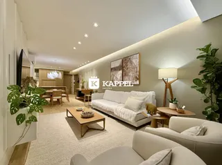 Sala de estar ampla com sofá branco e decoração moderna.