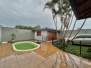 Área externa com piscina e pátio de tijolos em Lajeado, Brasil.