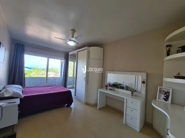 Quarto com janela de vista para o mar em Lajeado.