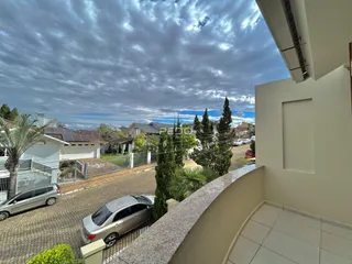 Vista da fachada de uma residência em Lajeado, Brasil, com vista para uma rua e vegetação.