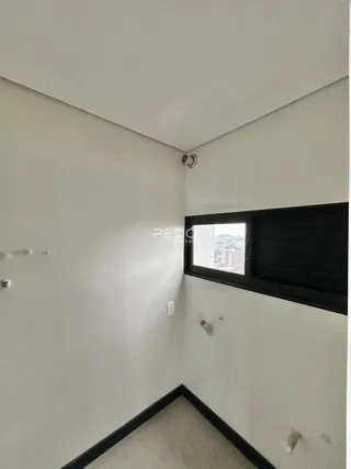 Hall de passagem com janela de vista para a cidade.