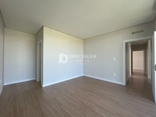 Foto de um ambiente interno com piso de madeira clara.