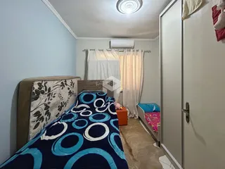 Quarto com cama e armário.
