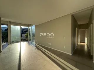 Sala ampla com portas de vidro que dão acesso ao exterior da residência.