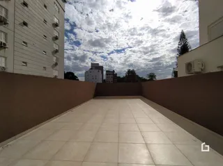 Vista de um pátio externo com piso de cerâmica.