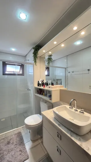 Foto de um banheiro moderno com revestimento branco.