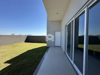 Fachada de uma residência com jardim e pátio.