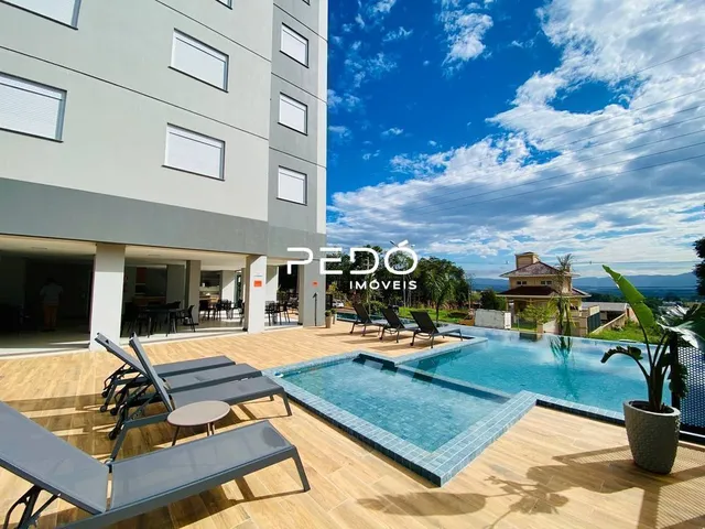 Fachada de um imóvel com área de piscina externa em Lajeado.