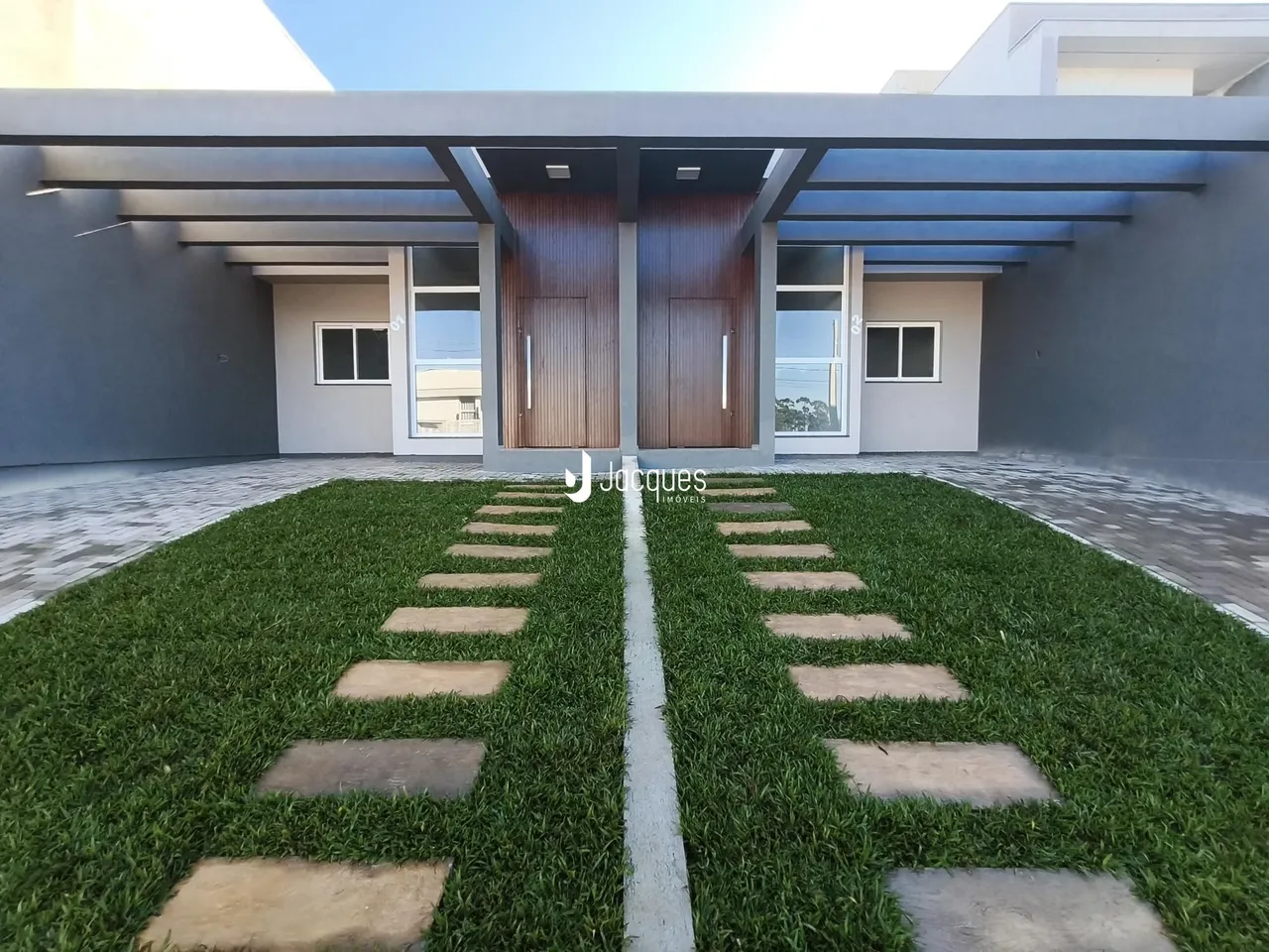 Fachada de uma casa moderna com jardim em Lajeado, Brasil.