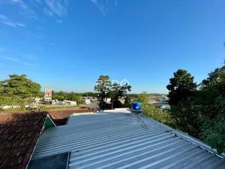 Vista da propriedade com telhado de metal.